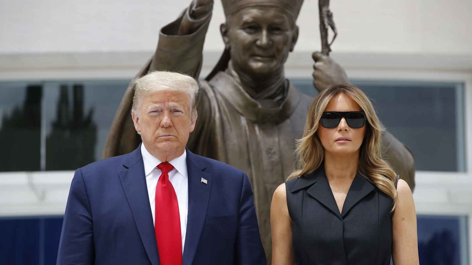 Melania, muy seria, junto a Donald Trump, en una visita oficial al Vaticano.