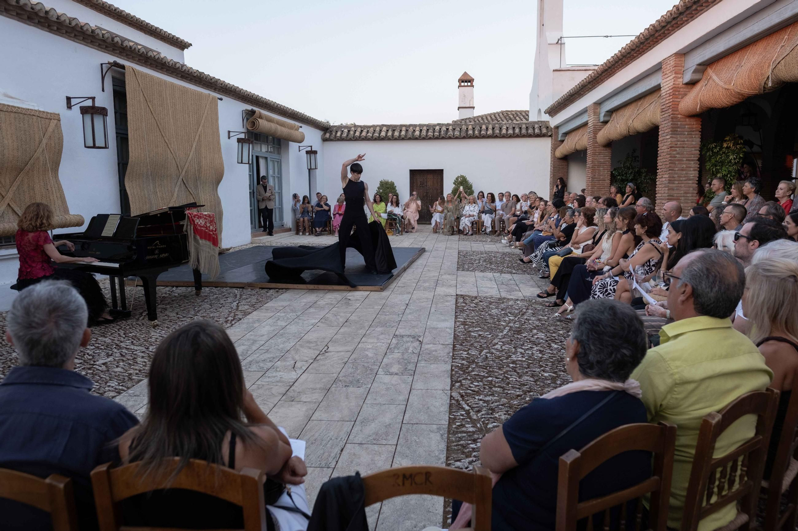 Actuación en el patio principal de la bodega.