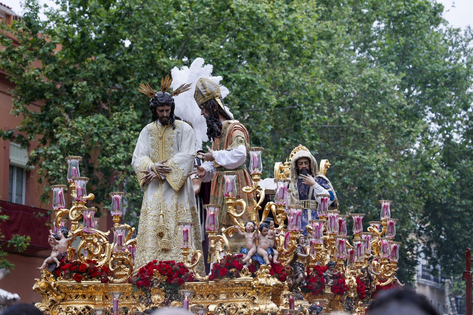 Las imágenes del regreso de San Gonzalo por el puente de Triana