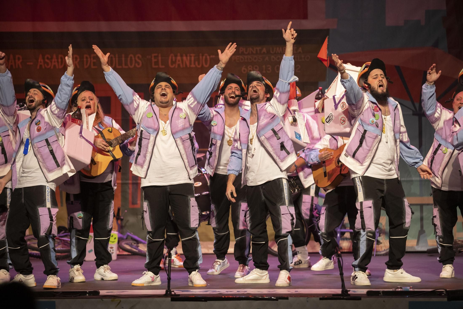 Imágenes de la actuación de la murga de Huelva '#QuedatEnCasa' en el Carnaval Colombino