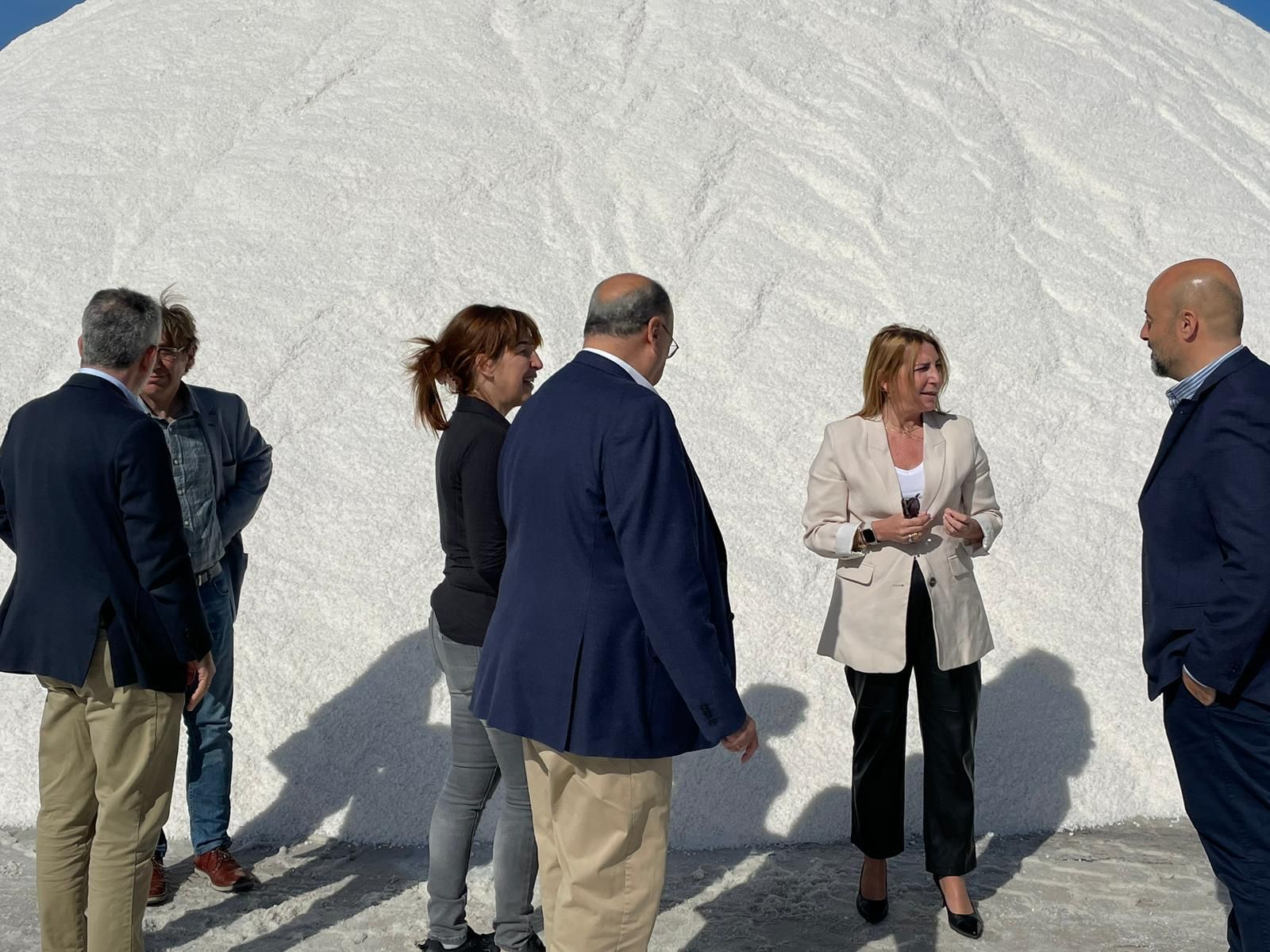 Una imagen de la visita de la delegada a la Salina Santa María.