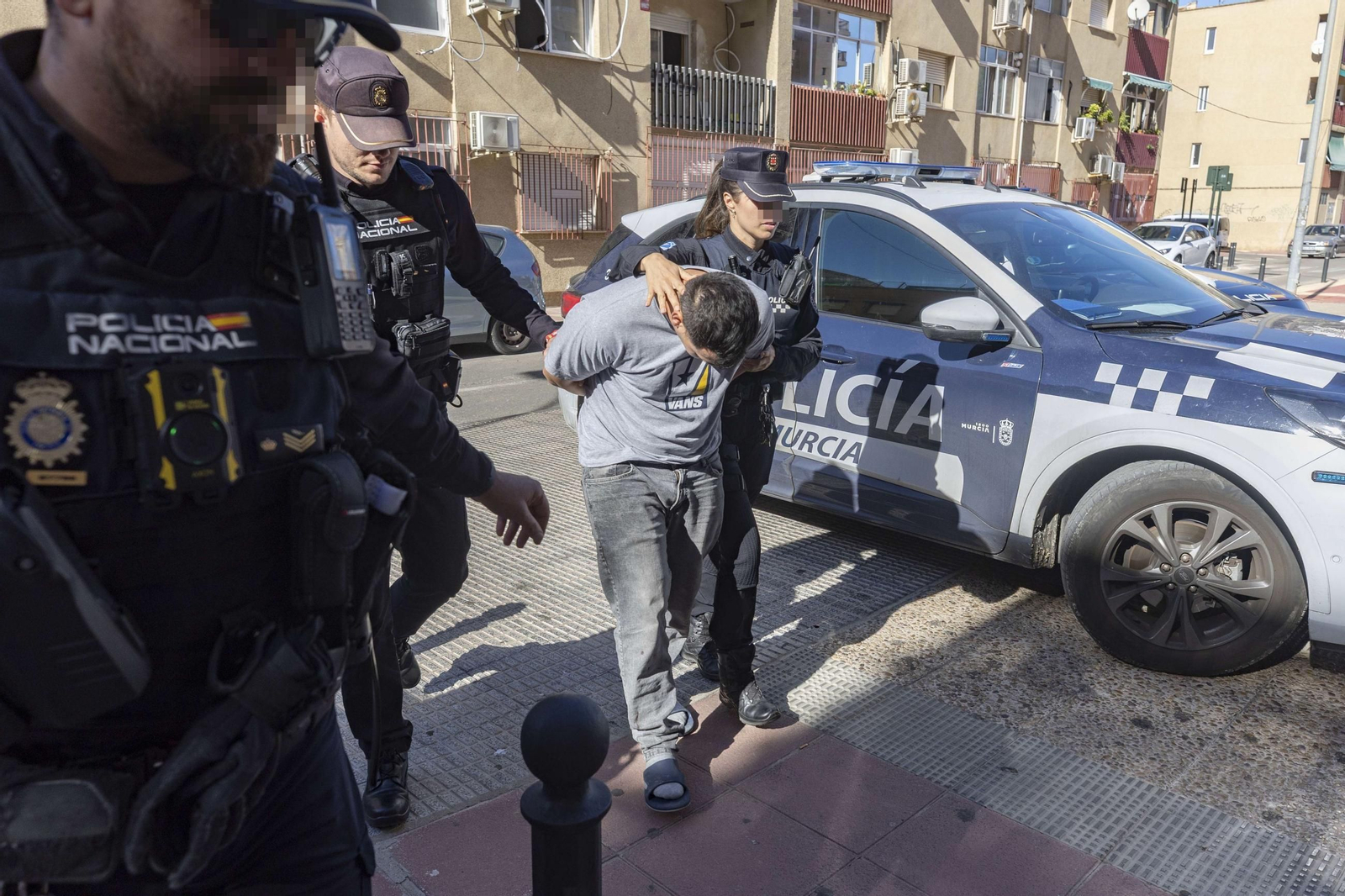 Detienen a un hombre por herir gravemente a su madre con arma blanca en Murcia.