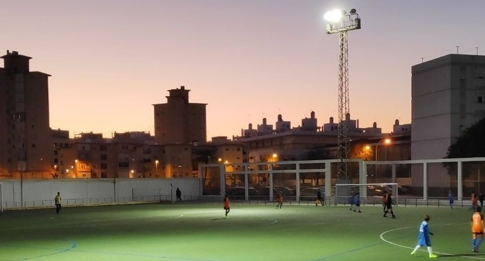 Imagen de este viernes en el Pedro Fernández: Torre de luz con bombillas fundidas y zonas oscuras.