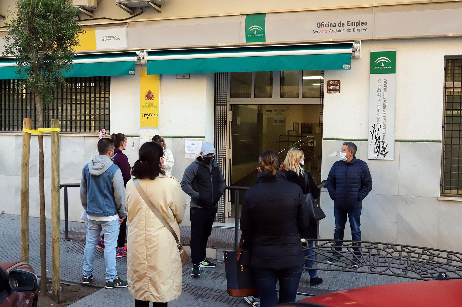 Colas en una oficina del Servicio Andaluz de Empleo en la capital onubense.