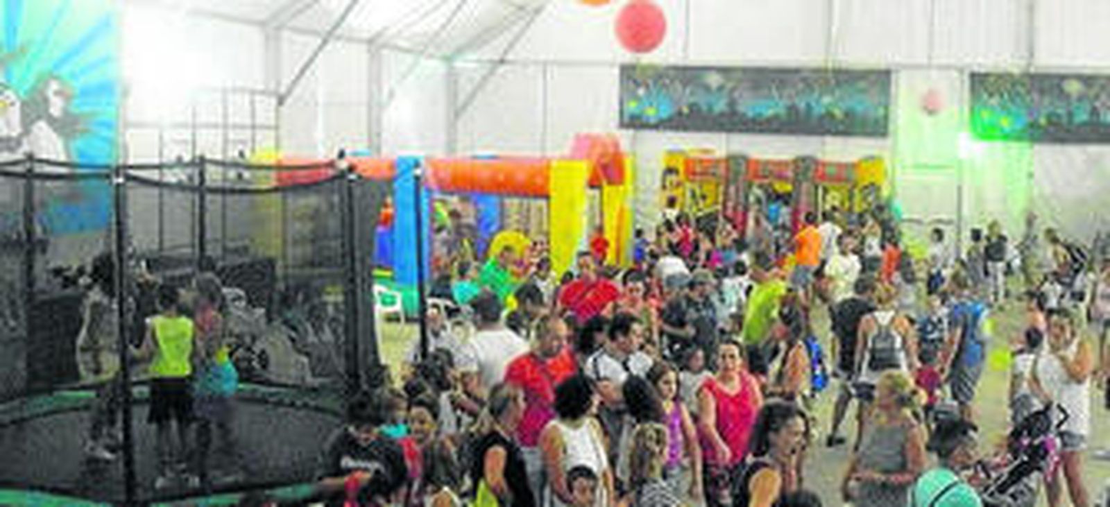 Gran despliegue de colchonetas en la Caseta Infantil.