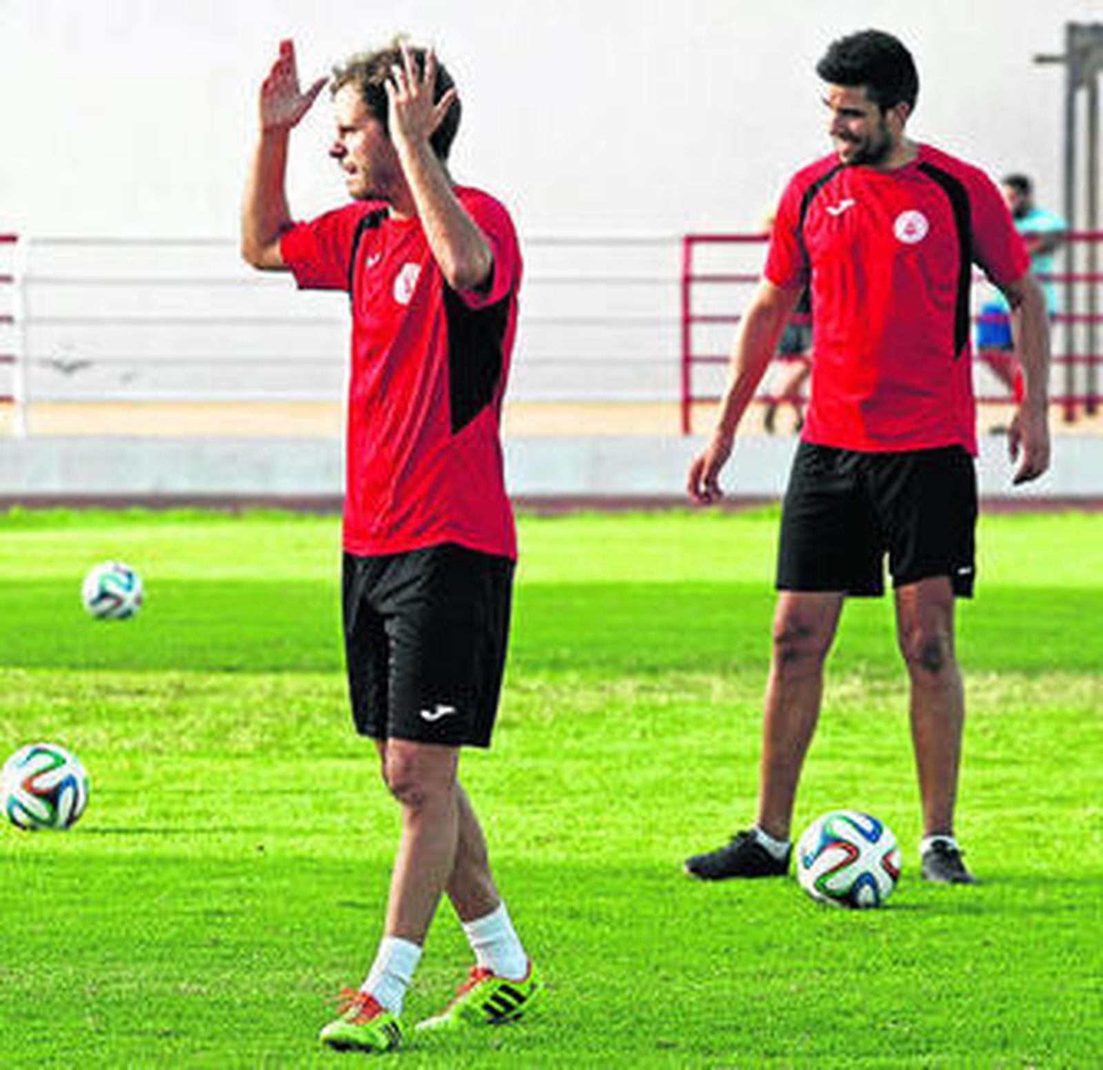 Nacho (i) y Ezequiel, en un entrenamiento con el San Roque.