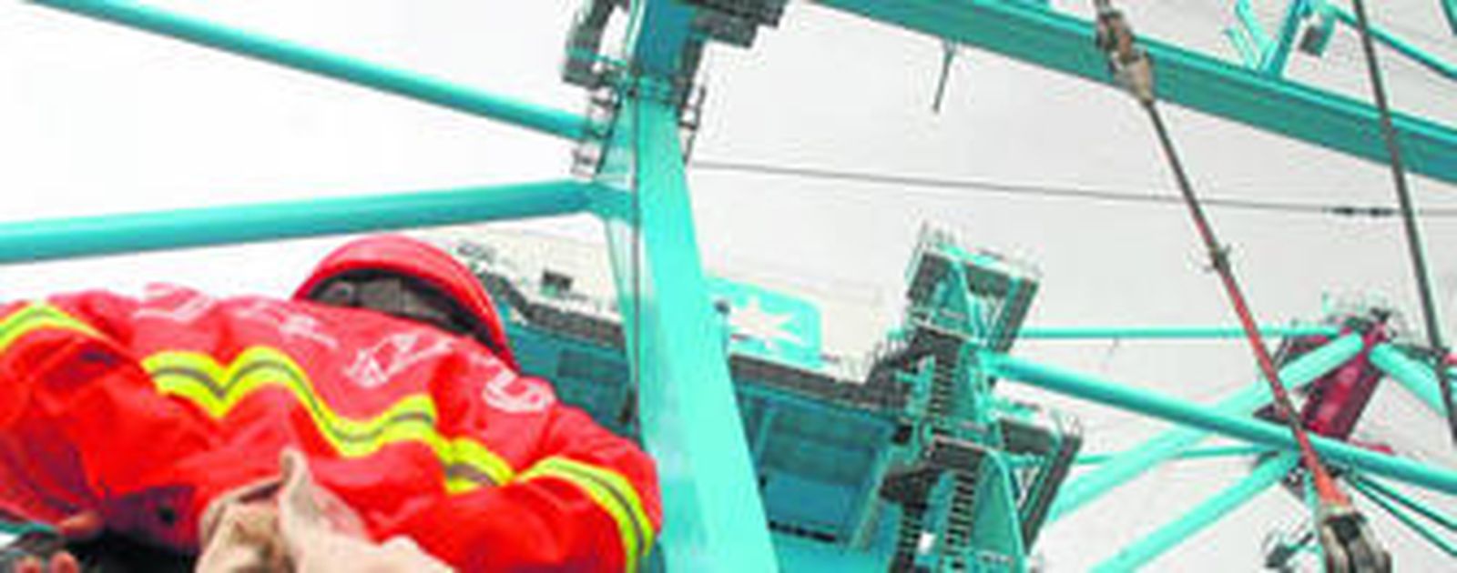 Un operario, bajo una de las grúas del muelle Juan Carlos I en el puerto de Algeciras, en una imagen de archivo.