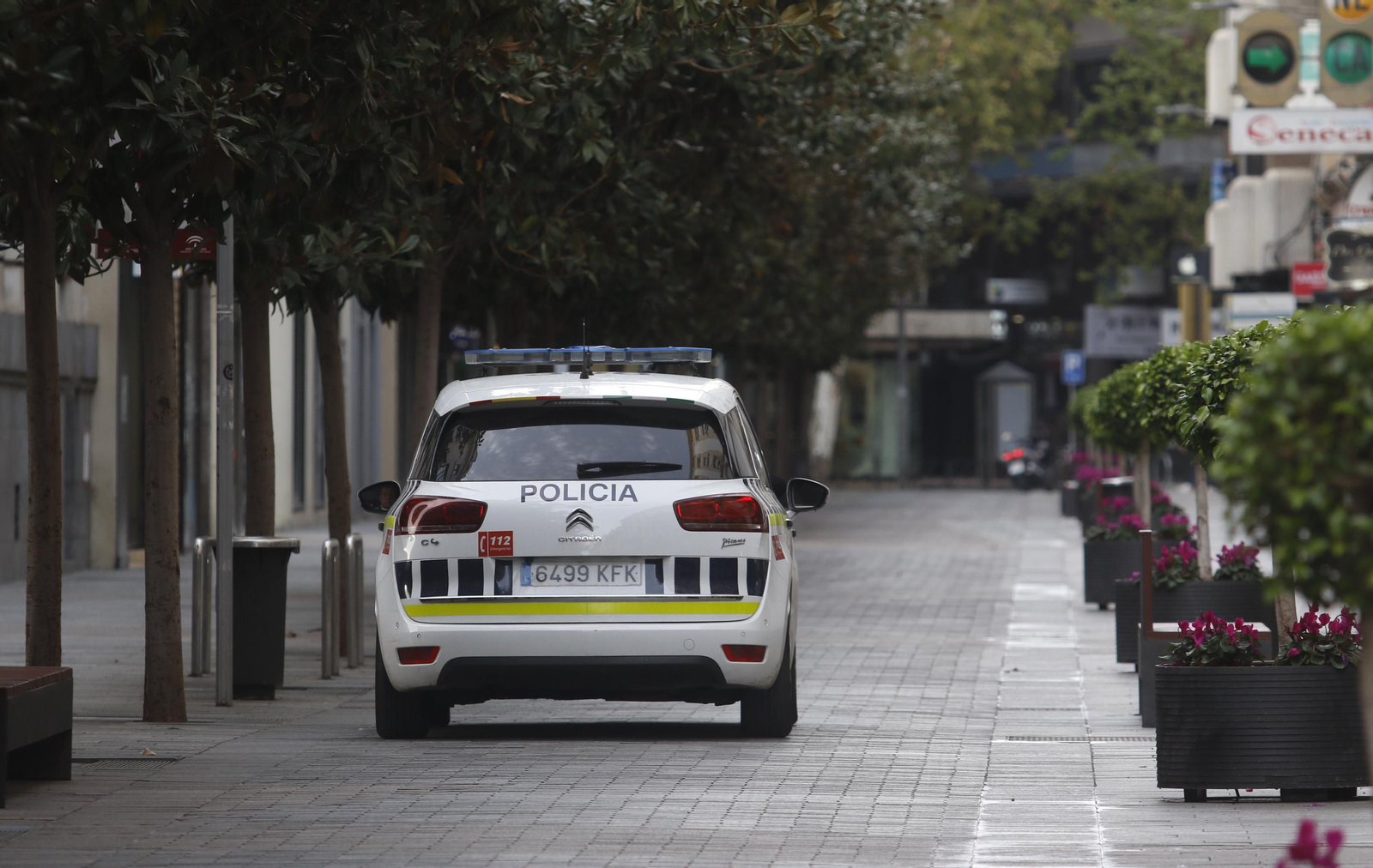 Un coche de la Policía Local patrulla por la calle Cruz Conde.