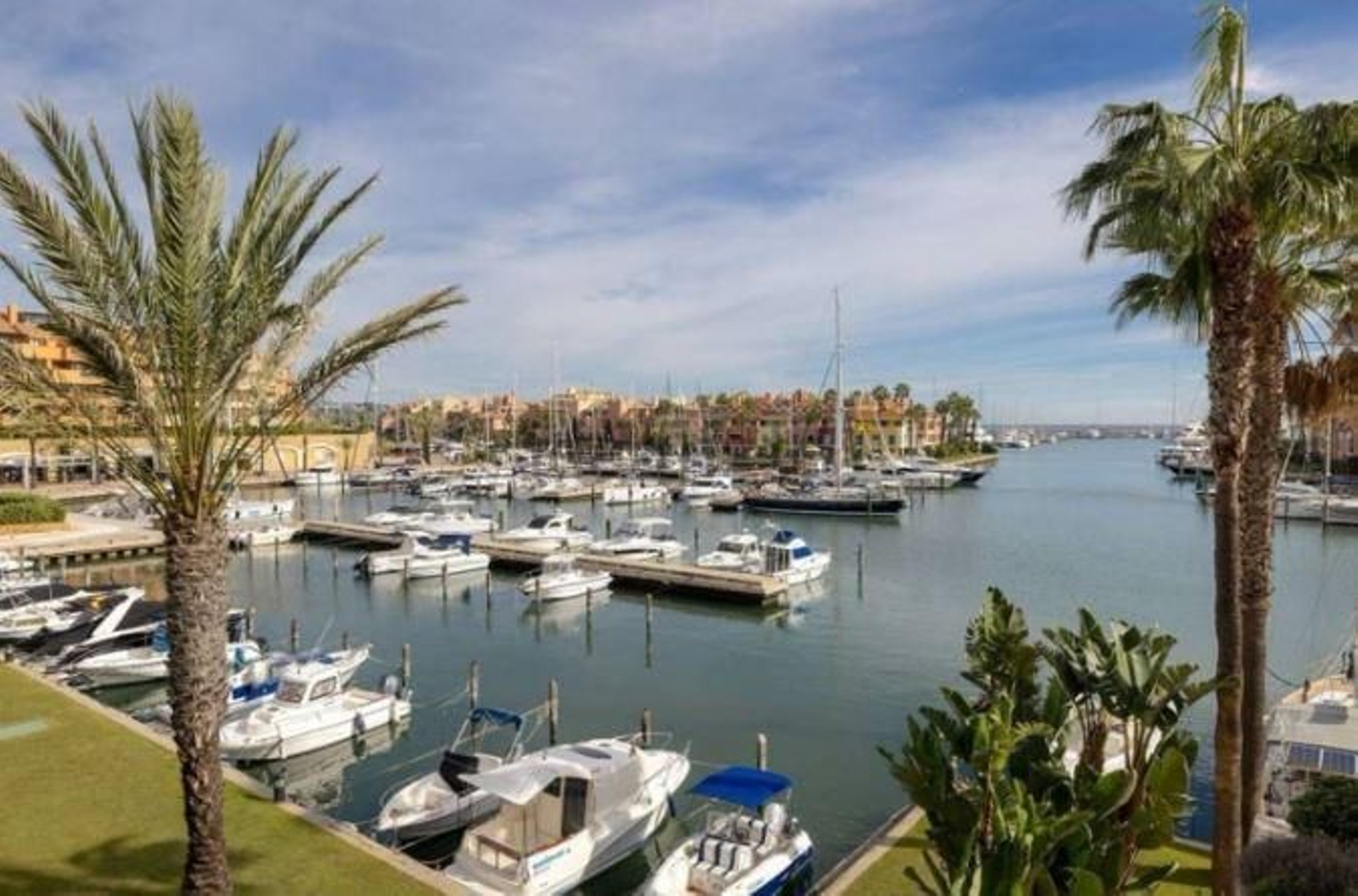 La lujosa vida de Sotogrande: así es el ático más caro con chimenea y vistas al mar