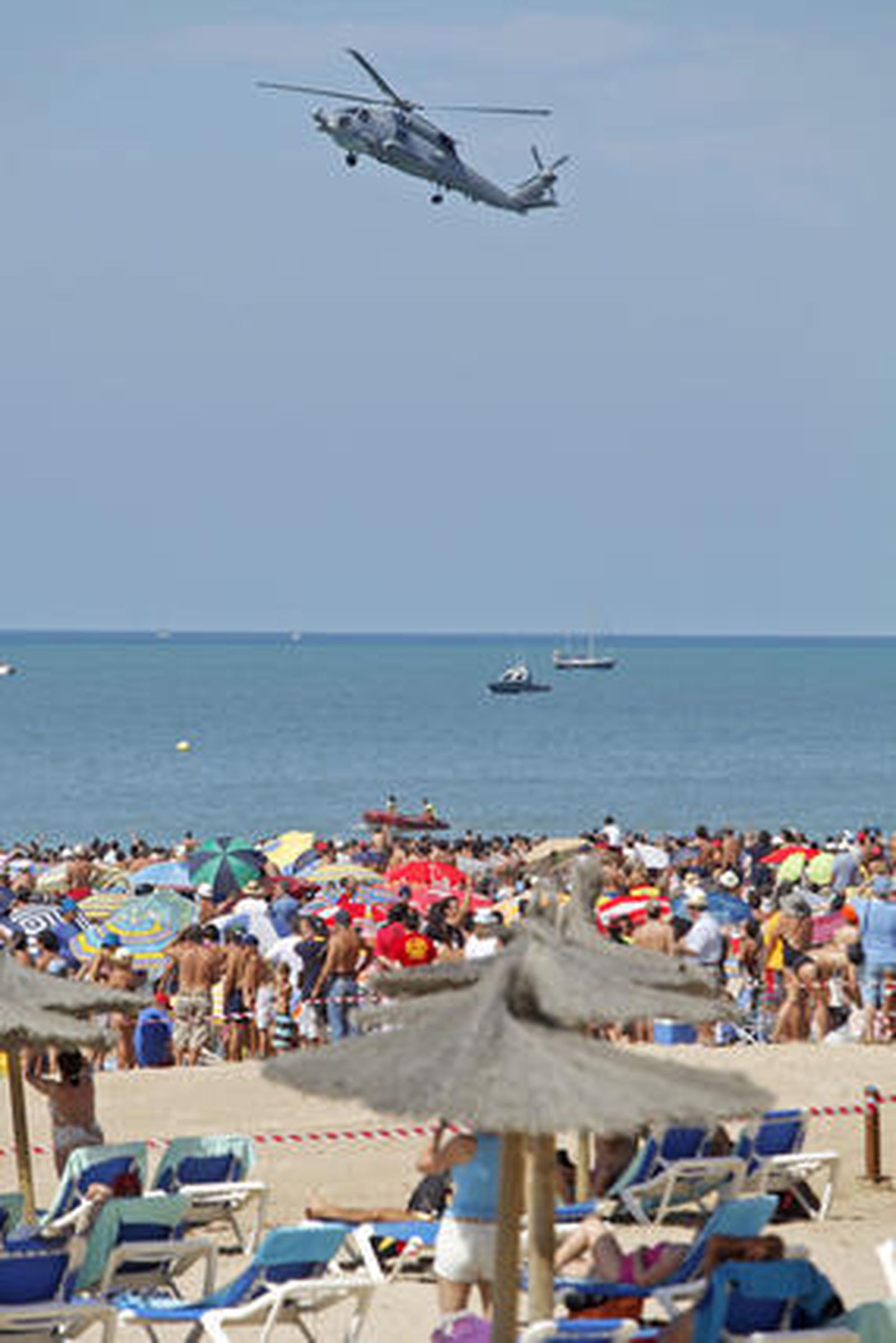 190.000 personas disfrutan del III Festival Aéreo en la playa de la Victoria. /Foto: Jesús Marín