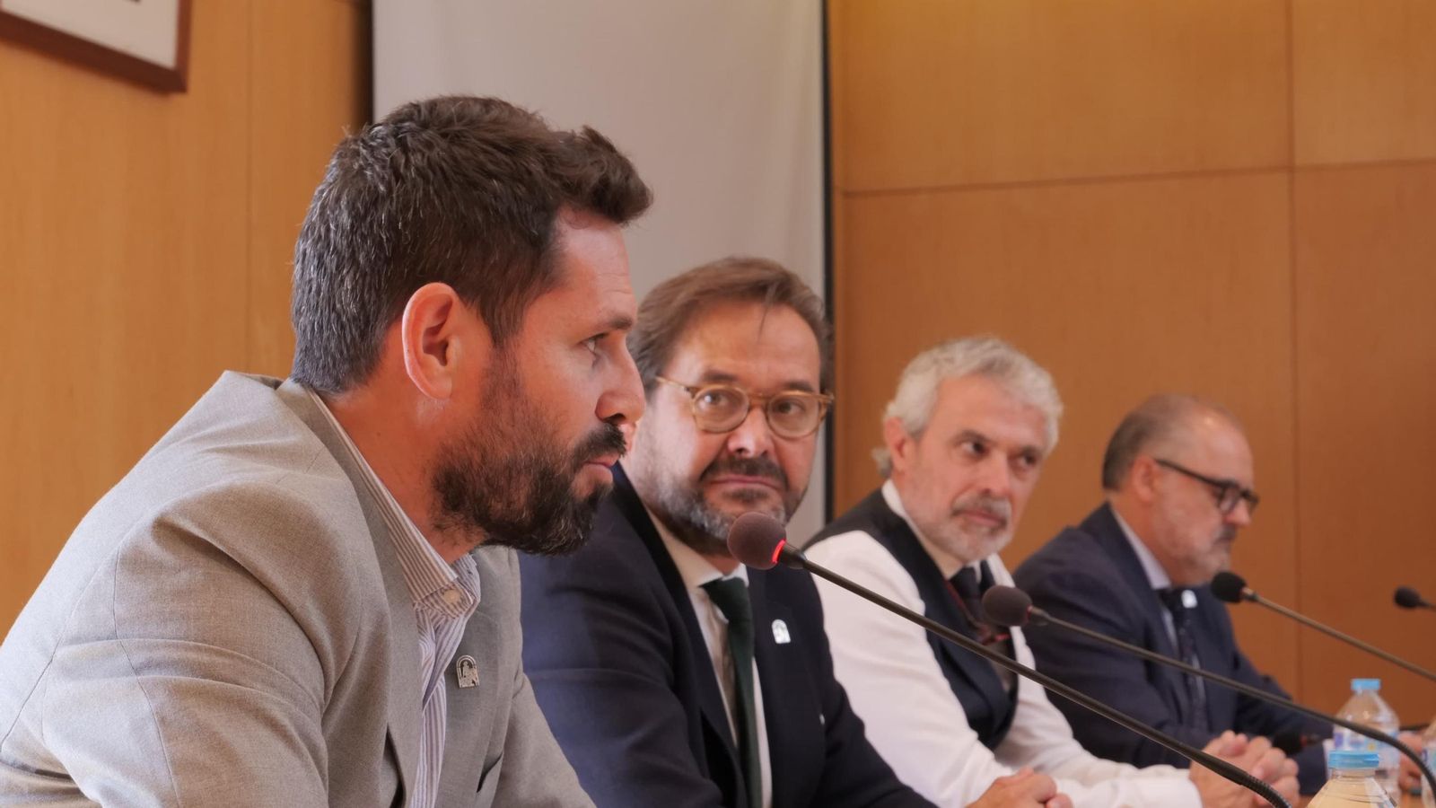 El delegado del Gobierno y el delegado territorial de Turismo se reúnen con alcaldes y empresarios locales en Órgiva El delegado del Gobierno y el delegado territorial de Turismo se reúnen con alcaldes y empresarios locales en Órgiva