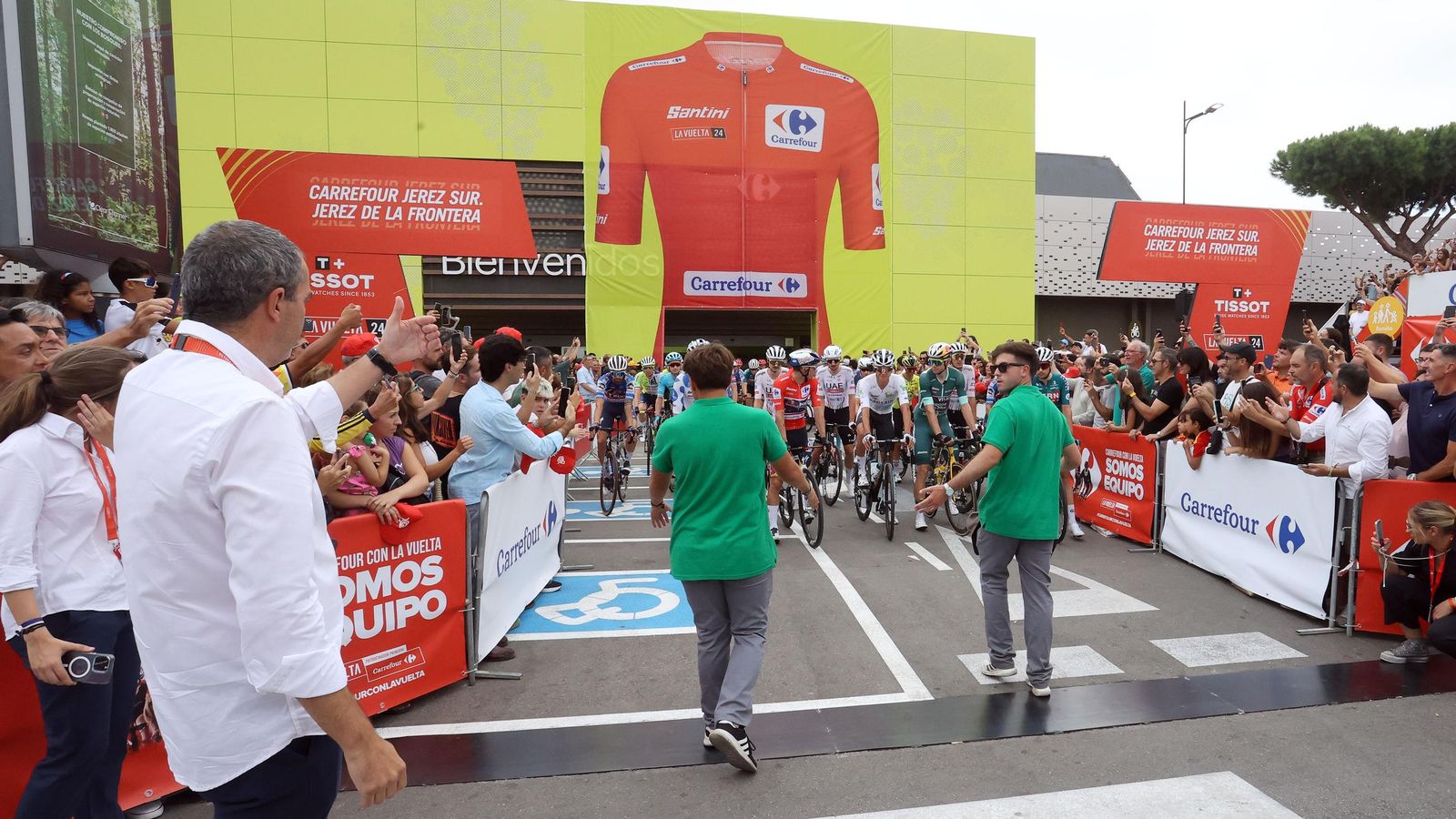 Así fue la salida de la Vuelta España desde Carrefour Sur en Jerez