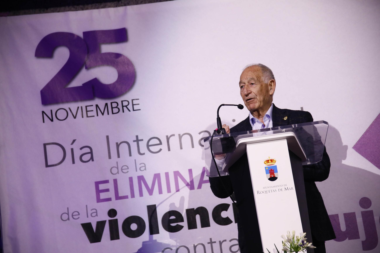 Manifestación por el 25 N en Roquetas de Mar