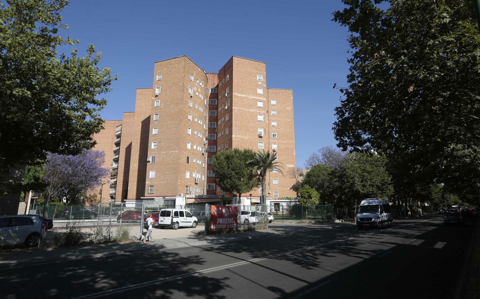La parcela en la que se construirá la gasolinera se encuentra en el número 5 de la avenida Manuel Siurot, junto a un restaurante de comida rápida.