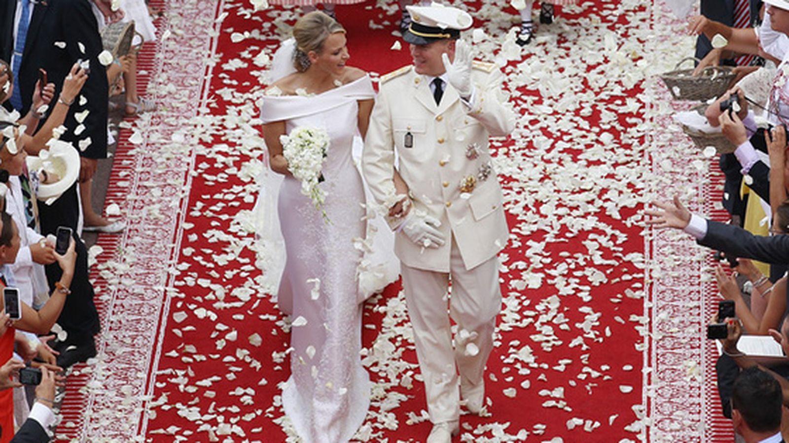 Alberto y Charlene salen de la ceremonia que les había convertido en marido y mujer hace este viernes, 2 de julio, justo diez años.