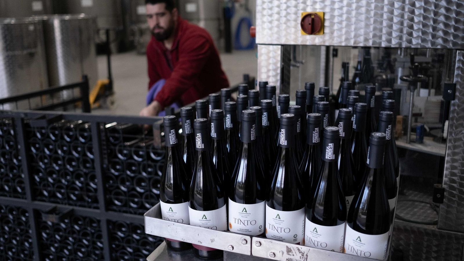 Etiquetado del vino con etiqueta especial.