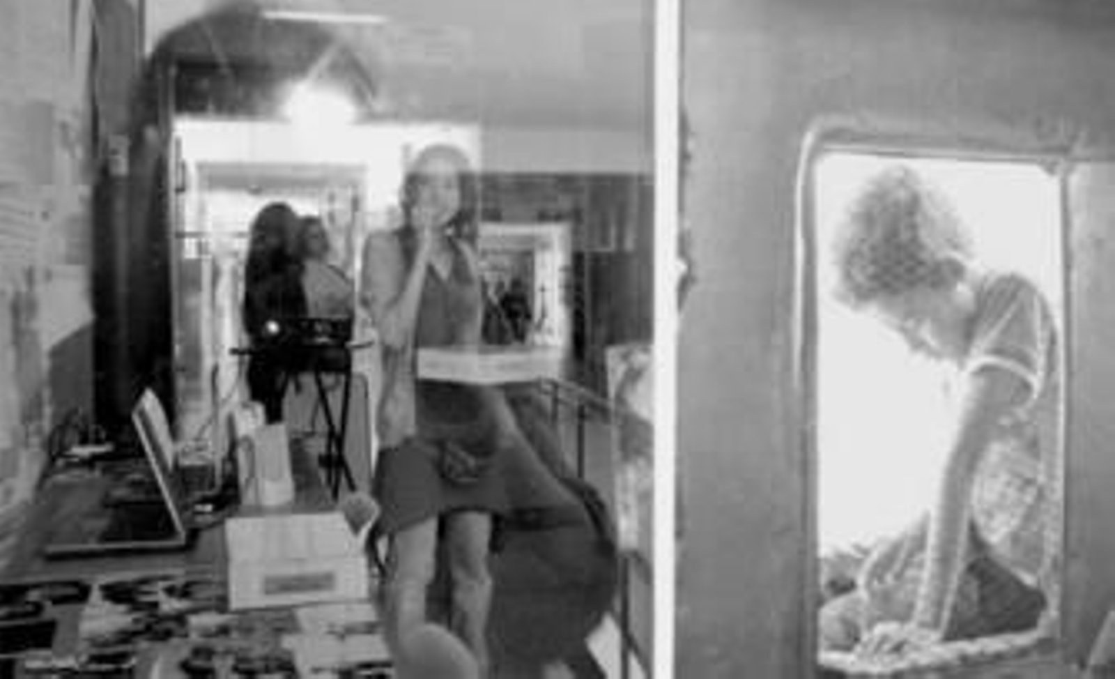 María, estudiante de Educación Social, anima a sus compañeros universitarios a participar en el mercadillo.