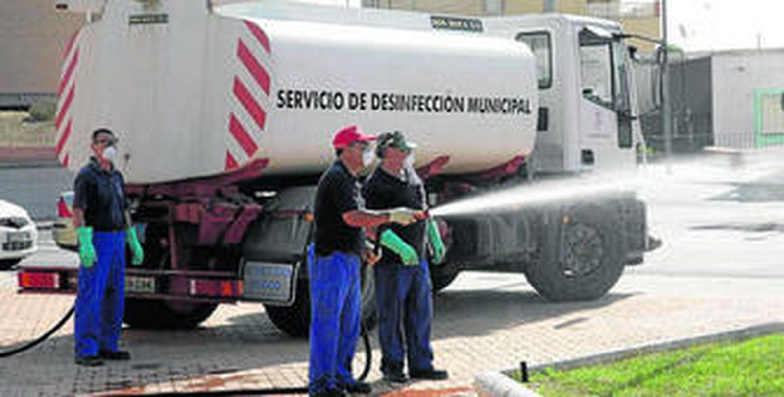 Los operarios durante las labores de fumigación del recinto ferial y sus alrededores.