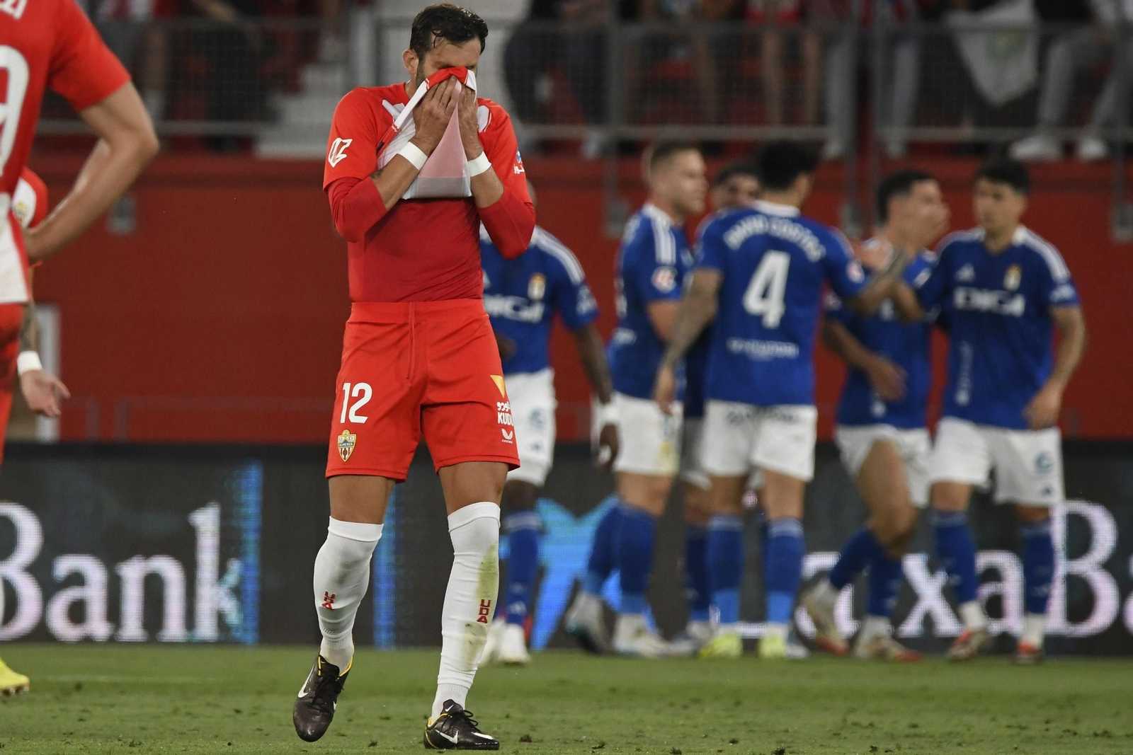 Alegría en el Oviedo y desolación en el Almería
