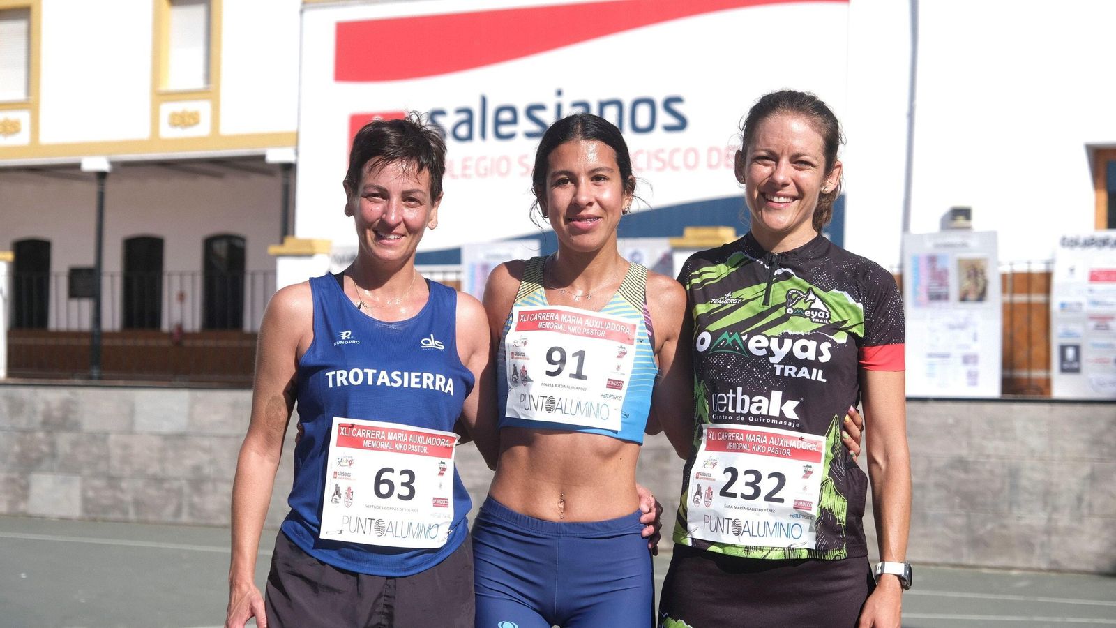 Marta Rueda, en el centro de la imagen, junto a Virtudes Corpas y Sara Galisteo.