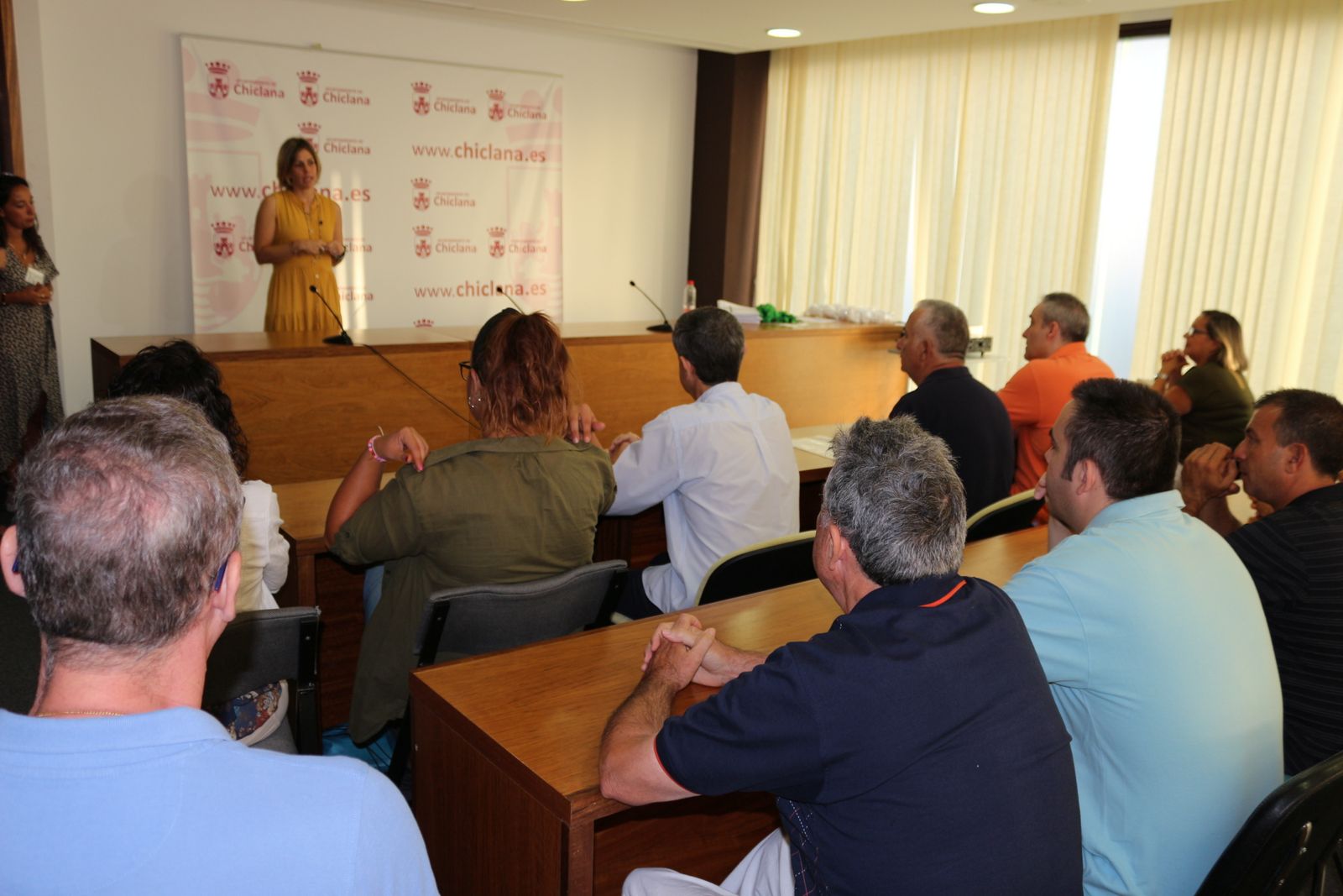 Reunión de trabajo celebrada en el Consistorio con los nuevos contratados.