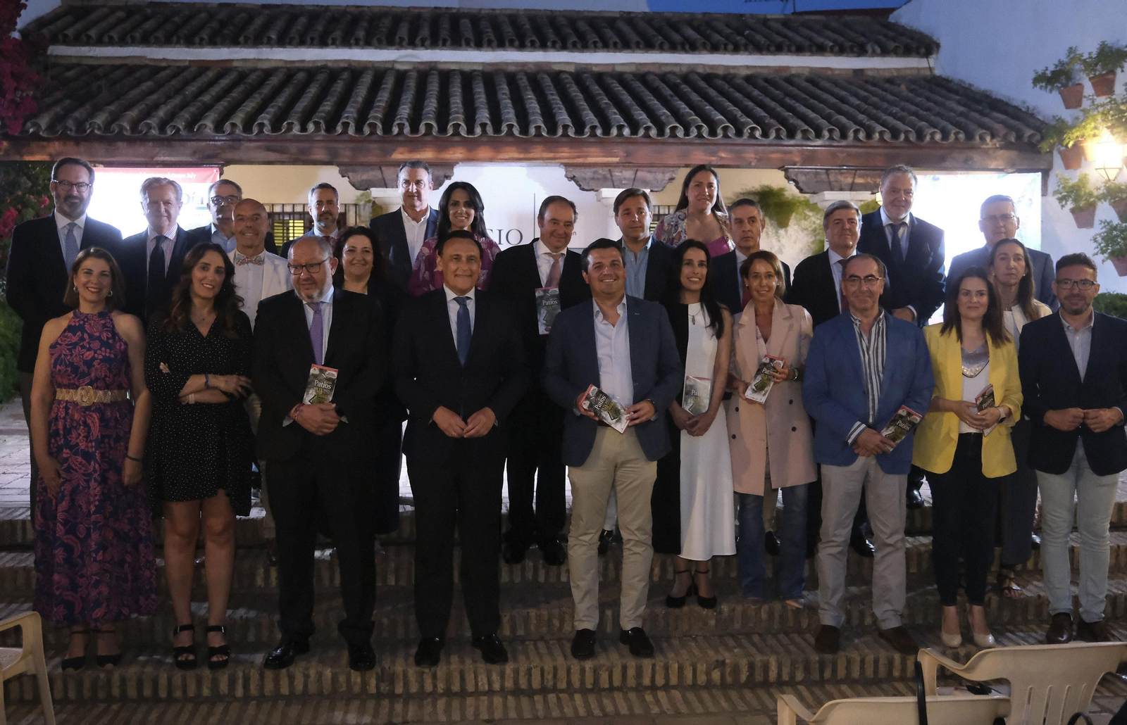 Las autoridades posan tras la presentación de la Guía de Patios de El Día.