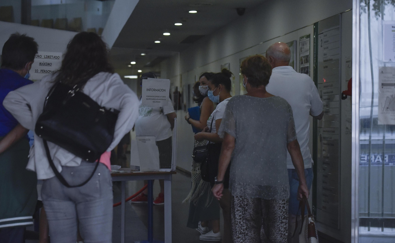 Colas a las puertas de un centro de salud de Sevilla durante uno de los picos de la pandemia.