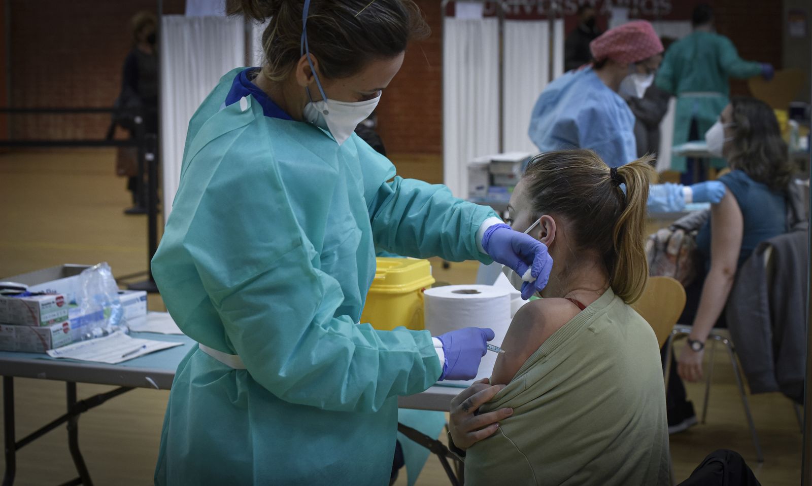 Coronavirus: La vacunación en el Pabellón deportivo de la Facultad de Económicas
