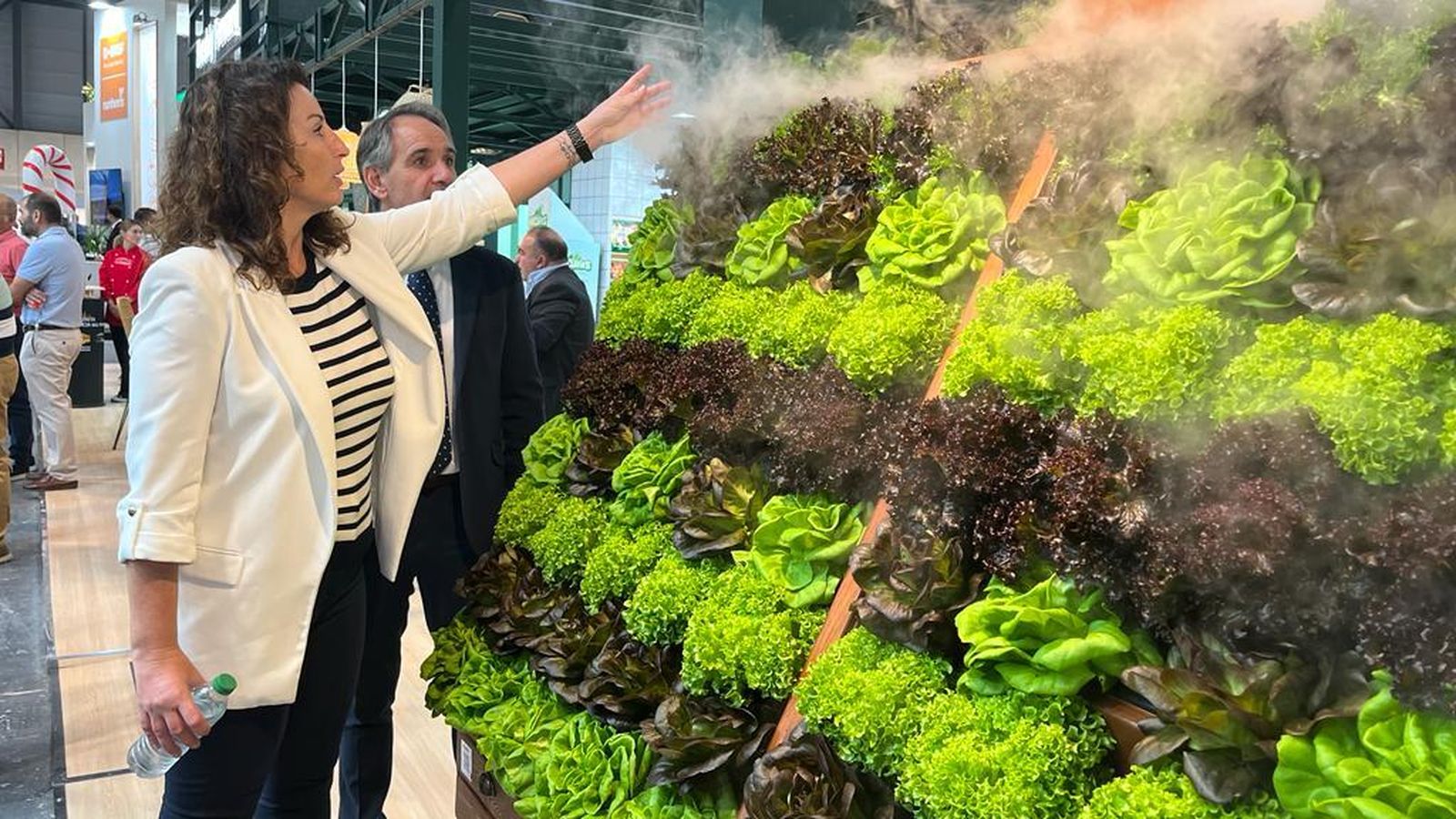 La alcaldesa de Almería, María del Mar Vázquez, en uno de los estands de la feria.