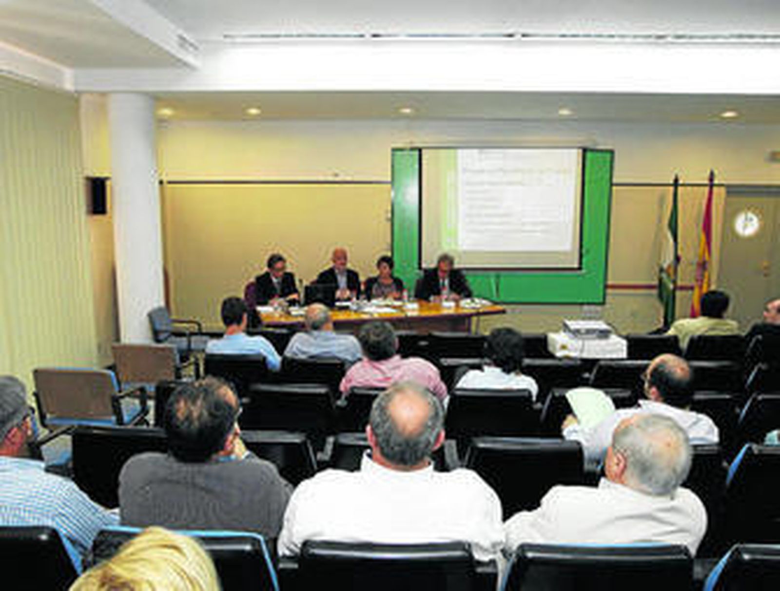 El gerente de la APPA, Miguel Ángel Paneque, presentó el Plan de Puertos junto a Encarnación Caparrós.