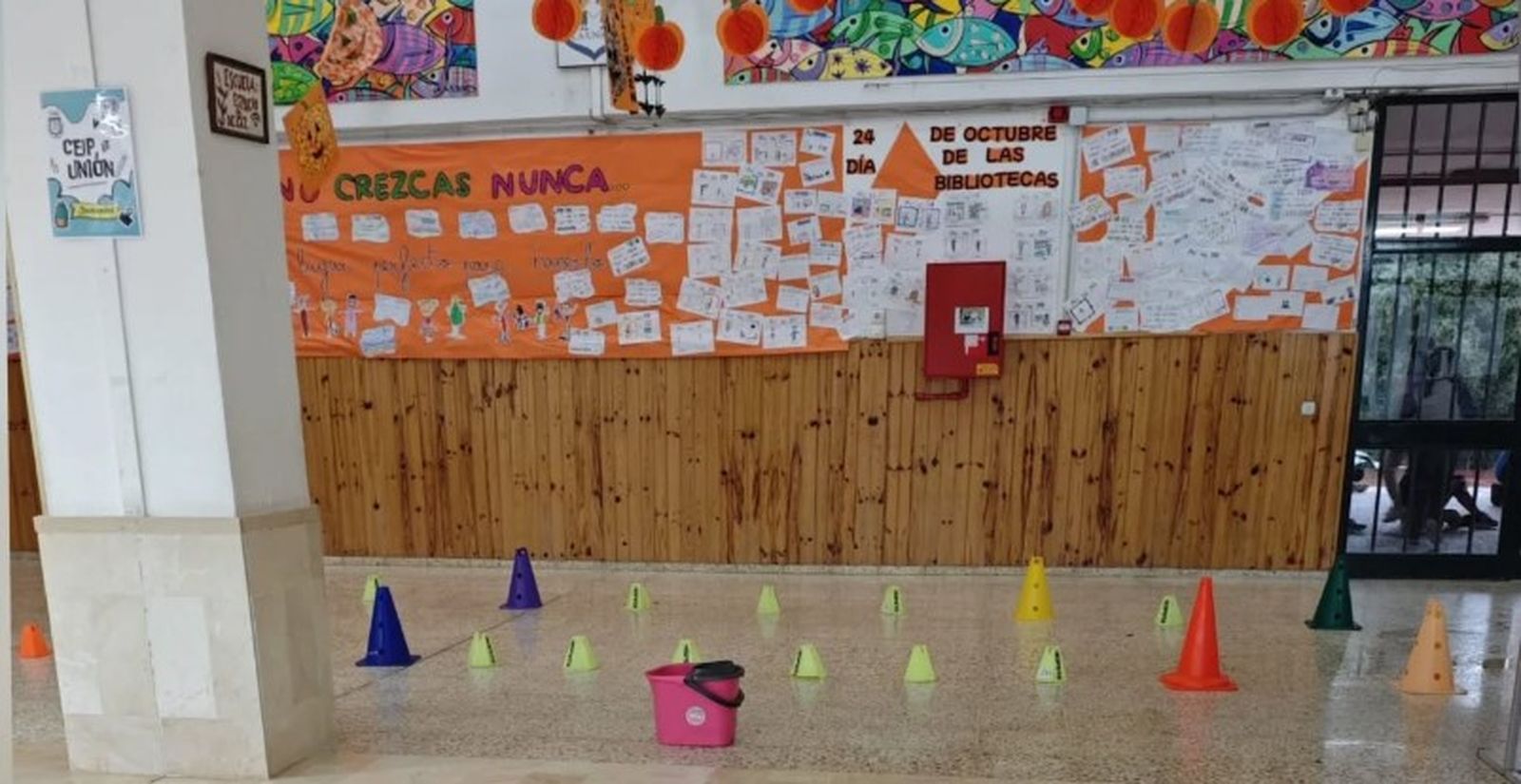 Entrada principal del colegio 'La Unión' de Jerez, con goteras cuando llueve.