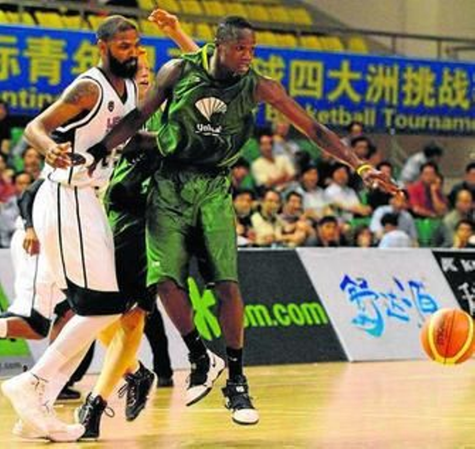 El equipo sub 20 que acudió a la gira por China ya vistió Li-Ning.