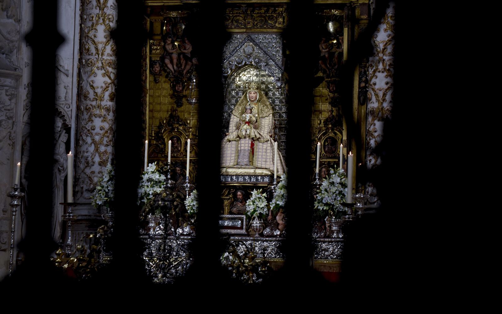 La Virgen de los Reyes regresa a su camarín