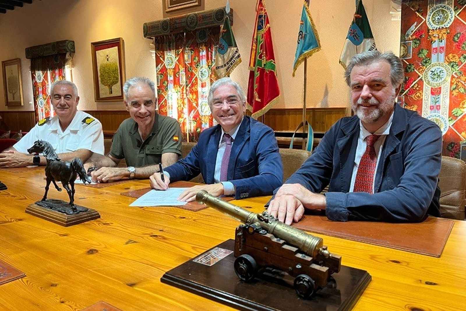 Antonio Gómez Pascual, Francisco Gaviño Carabantes, Pedro Ortega Belizón y  José María Parias Cervera, durante la firma del acuerdo