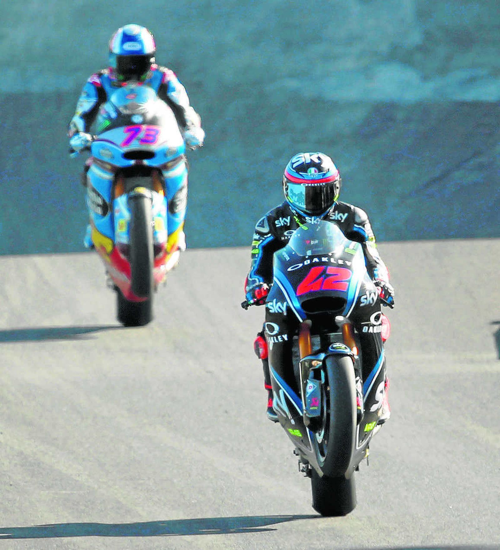 'Pecco' Bagnaia y Álex Márquez, que consiguieron los dos mejores tiempos ayer, salen del 'pit-lane'.