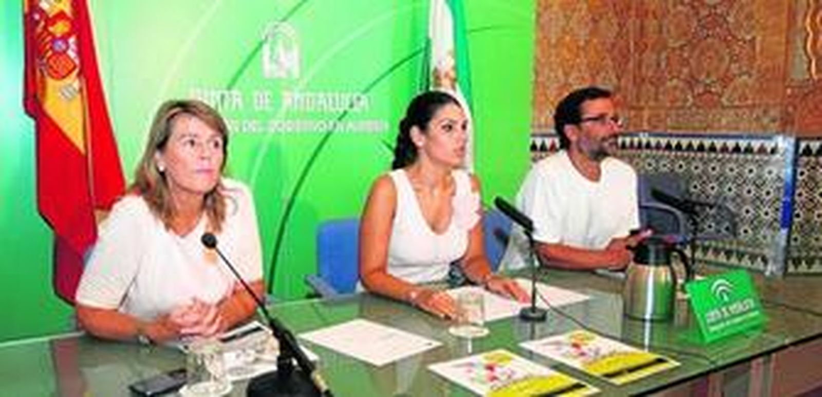 Isabel Guirado, Noemí Cruz y Javier López de Amo explican las clasves de la Gymkana Ciudadana, con los carteles que la anuncian.