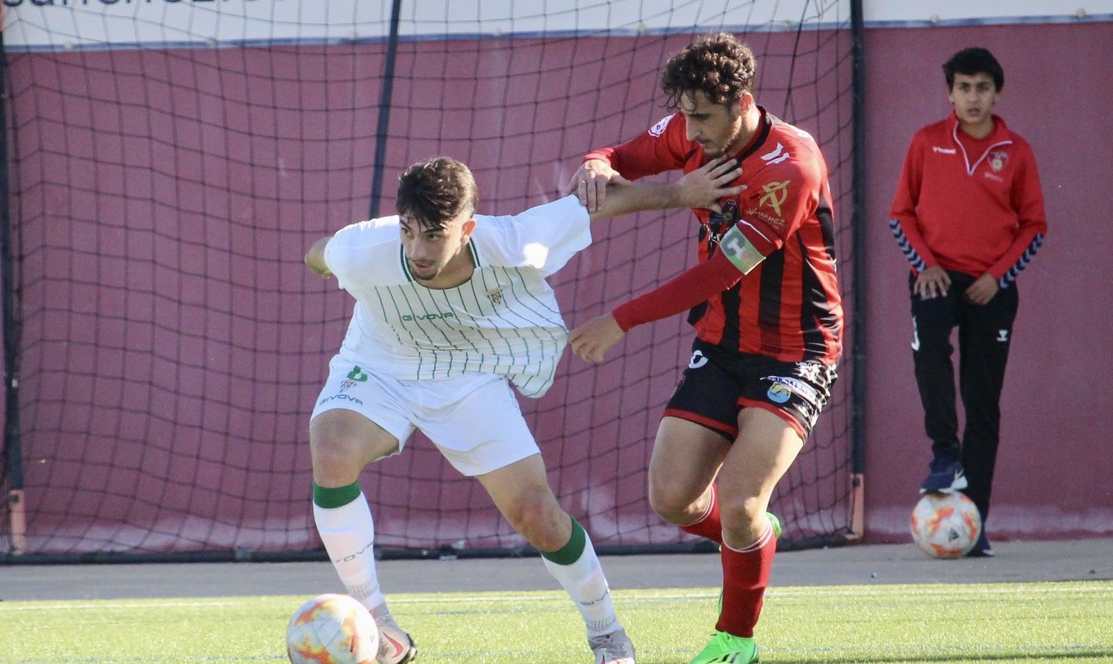 Christian Delgado es presionado por Salva Vegas.