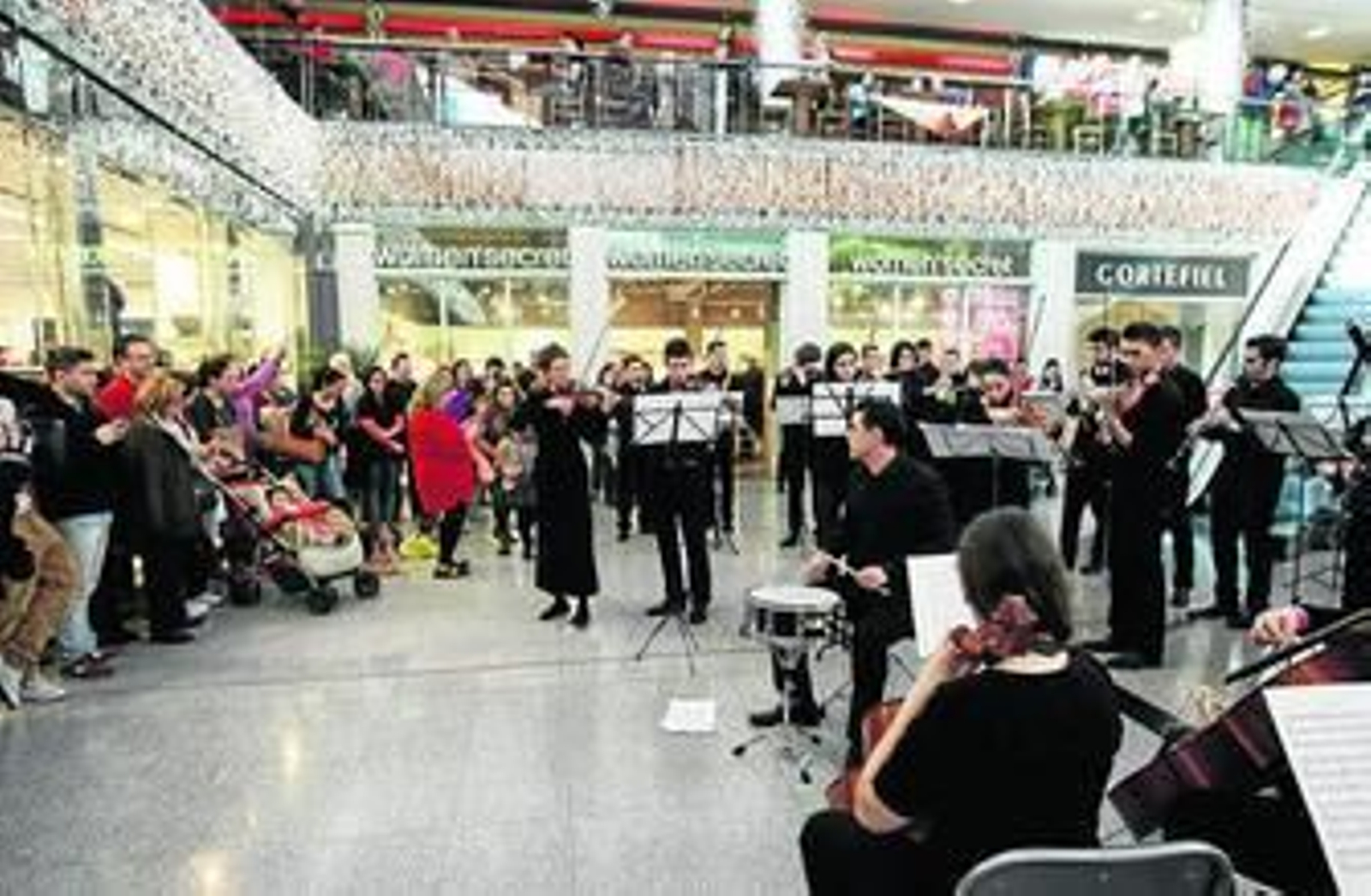 El público se vio sorprendido al mediodía con la música interpretada por la Orquesta FAMA.