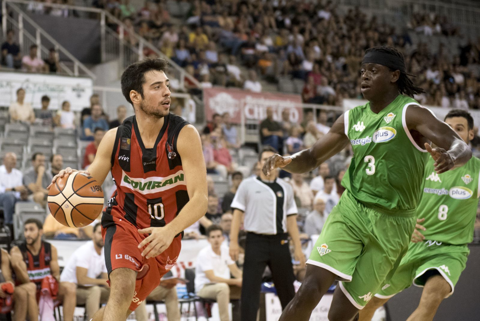 El bético Bropleh defiende al jugador del CB Granada Josep Pérez.