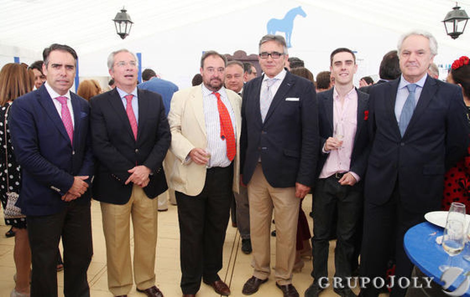 Rafael Navas, el subdelegado del Gobierno en la provincia, Javier de Torre, Tomás Valiente, Javier Durá, Jaime Espinar y Agustín Muñoz, departiendo en la caseta de Diario de Jerez. 

Foto: Vanesa Lobo