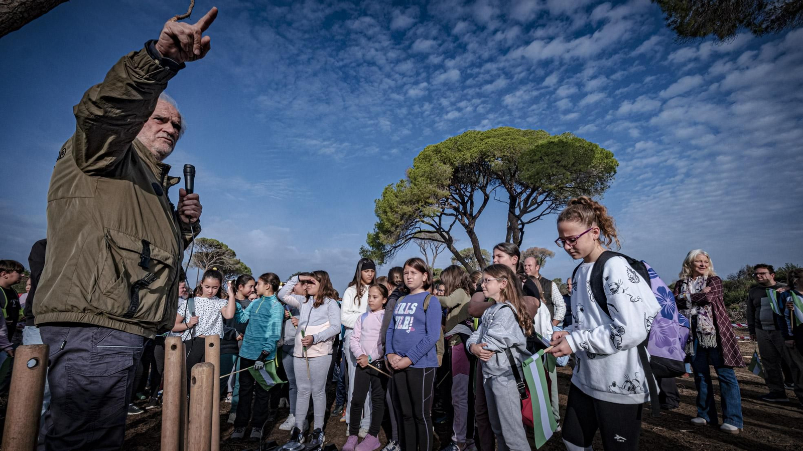 Las imágenes de escolares reforestando el pinar de Las Canteras de Puerto Real.