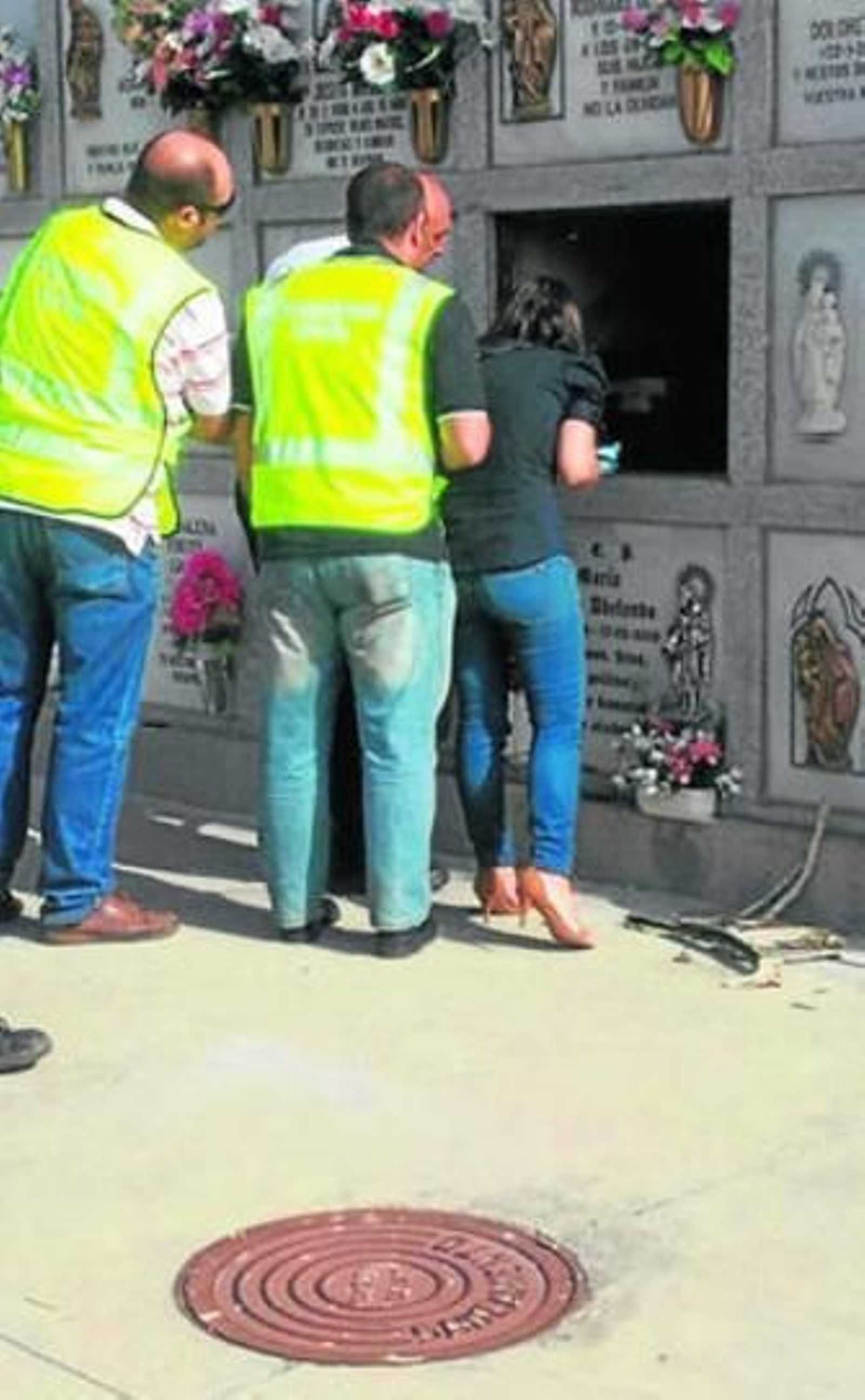 Momento de la extracción de los restos en el nicho familiar.