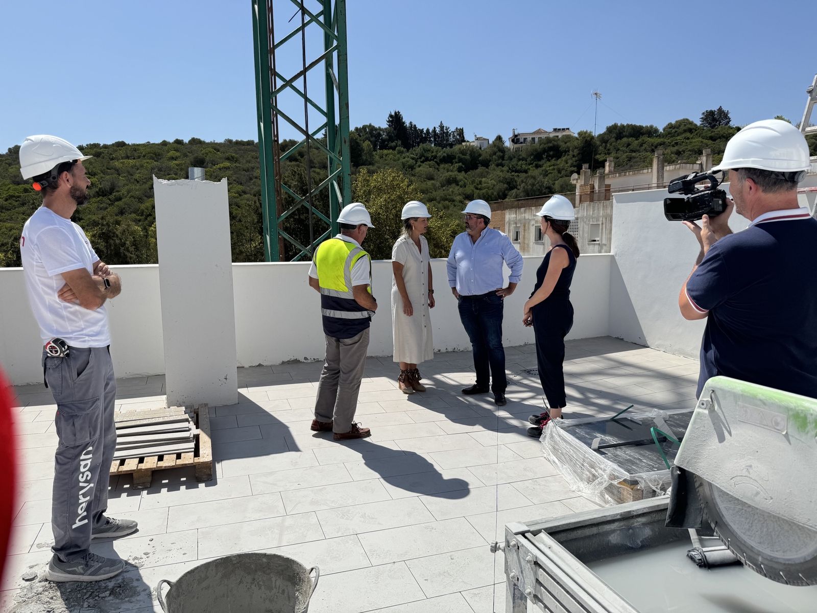 Los ediles de San Roque, Óscar Ledesma y Ana Ruiz, en una visita a las viviendas sociales de Guadiaro.