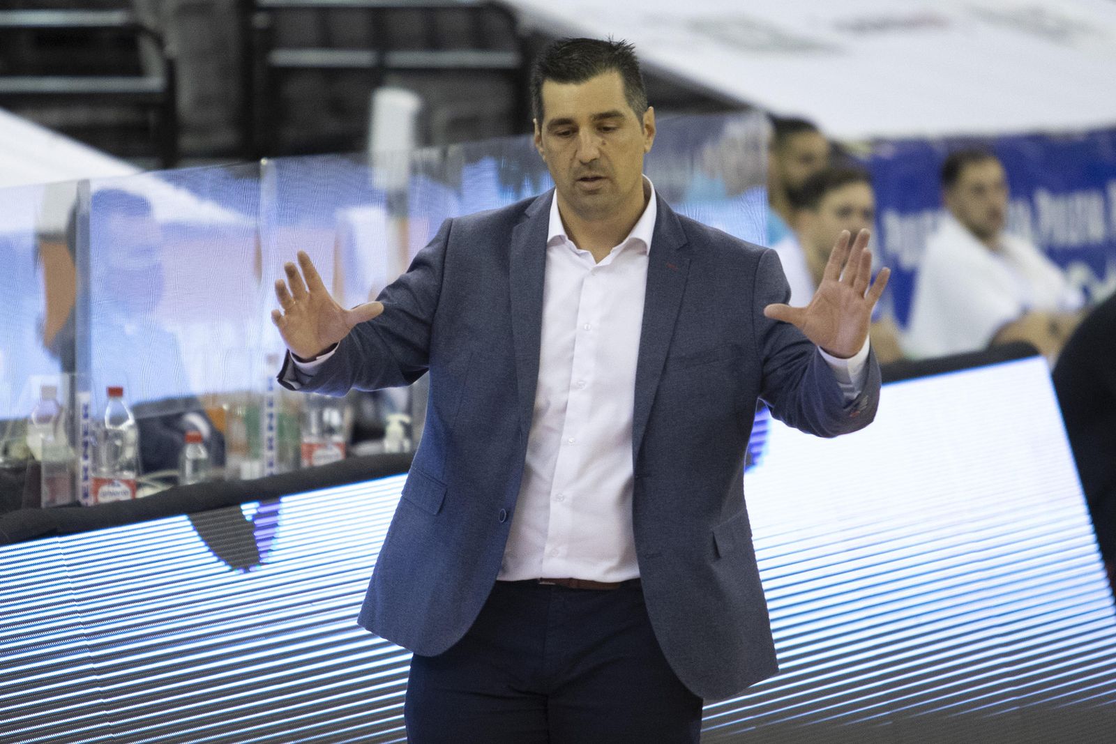 Pablo Pin gesticula durante el encuentro ante los alicantinos.