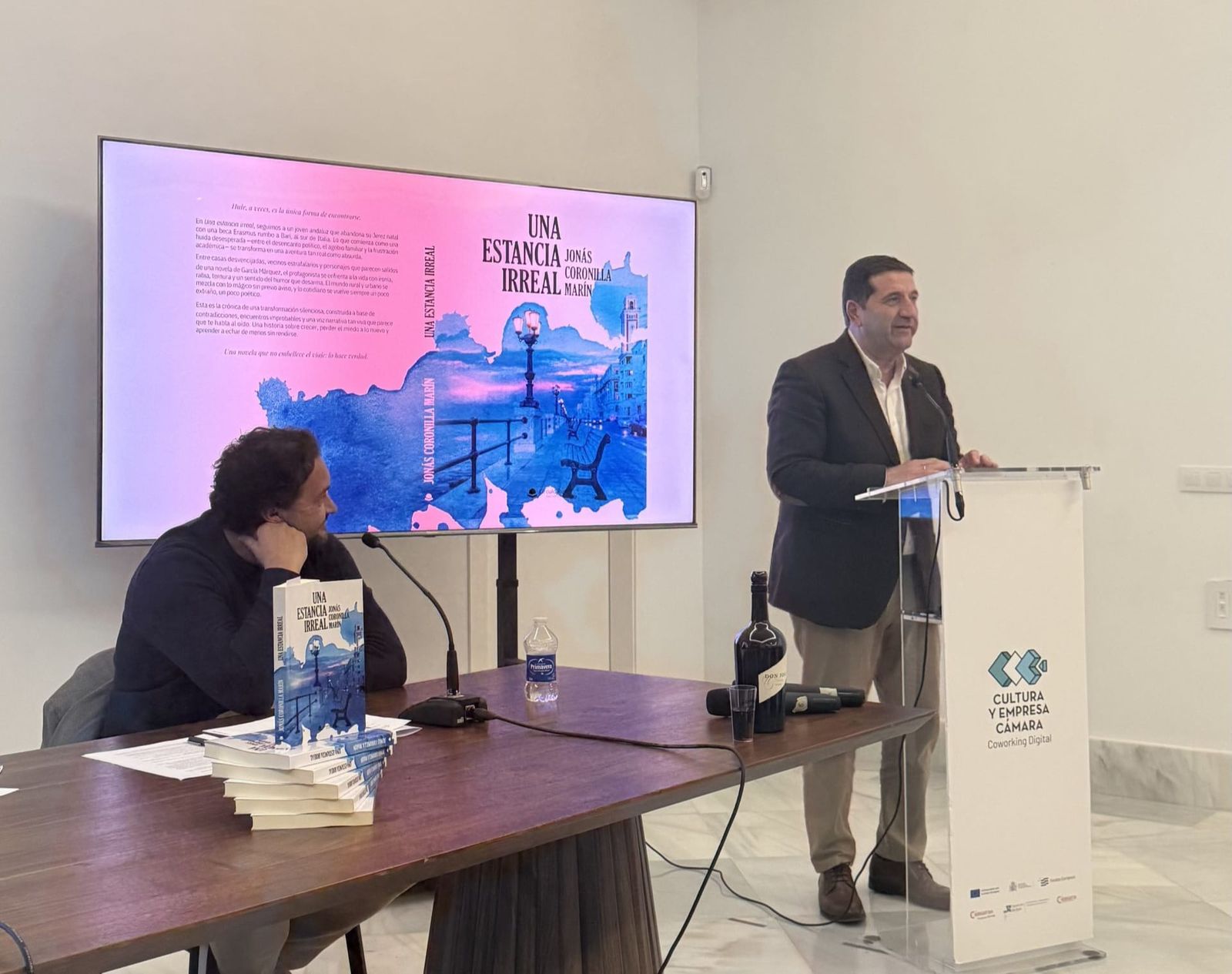 José Ignacio Martínez, junto a Jonás Coronilla en la presentación de 'Una estancia irreal'.