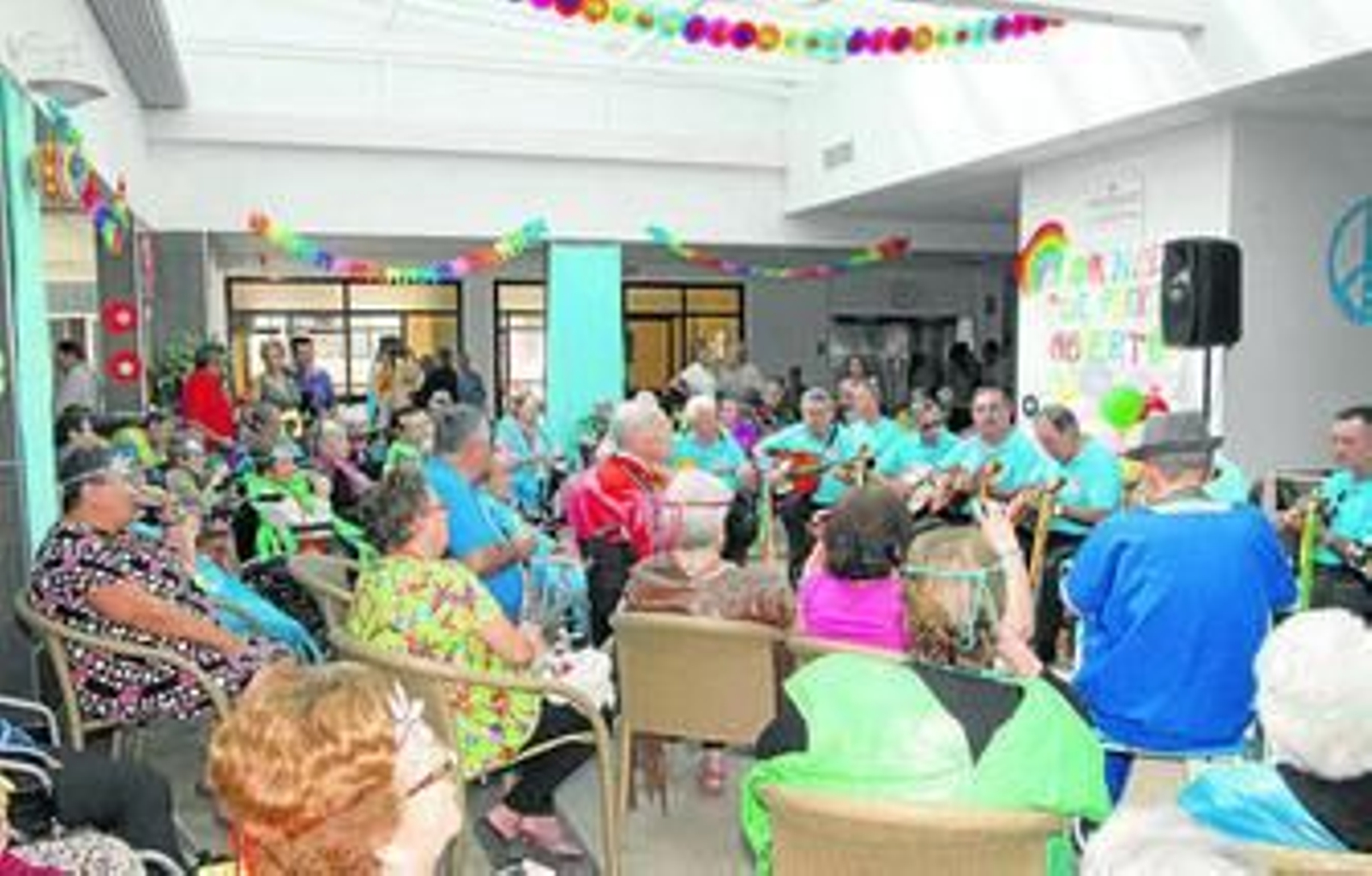 Actuación de la rondalla en la residencia de la Cruz Roja, que ayer disfrutó de una jornada de puertas abiertas.