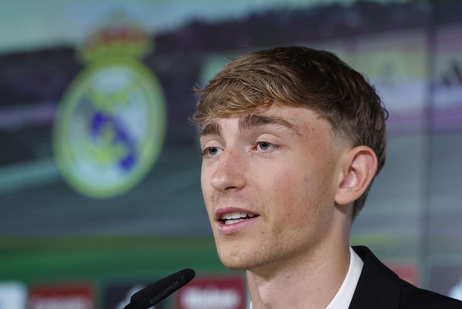 Las fotos del malagueño Dean Huijsen en su presentación con el Real Madrid