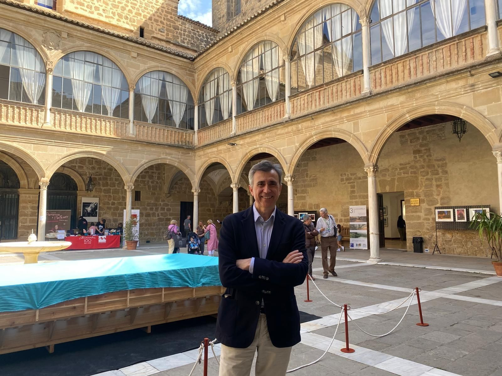 Juan Naya en el Hospital de Santiago de Úbeda antes de la inauguración del tercer alfarje.