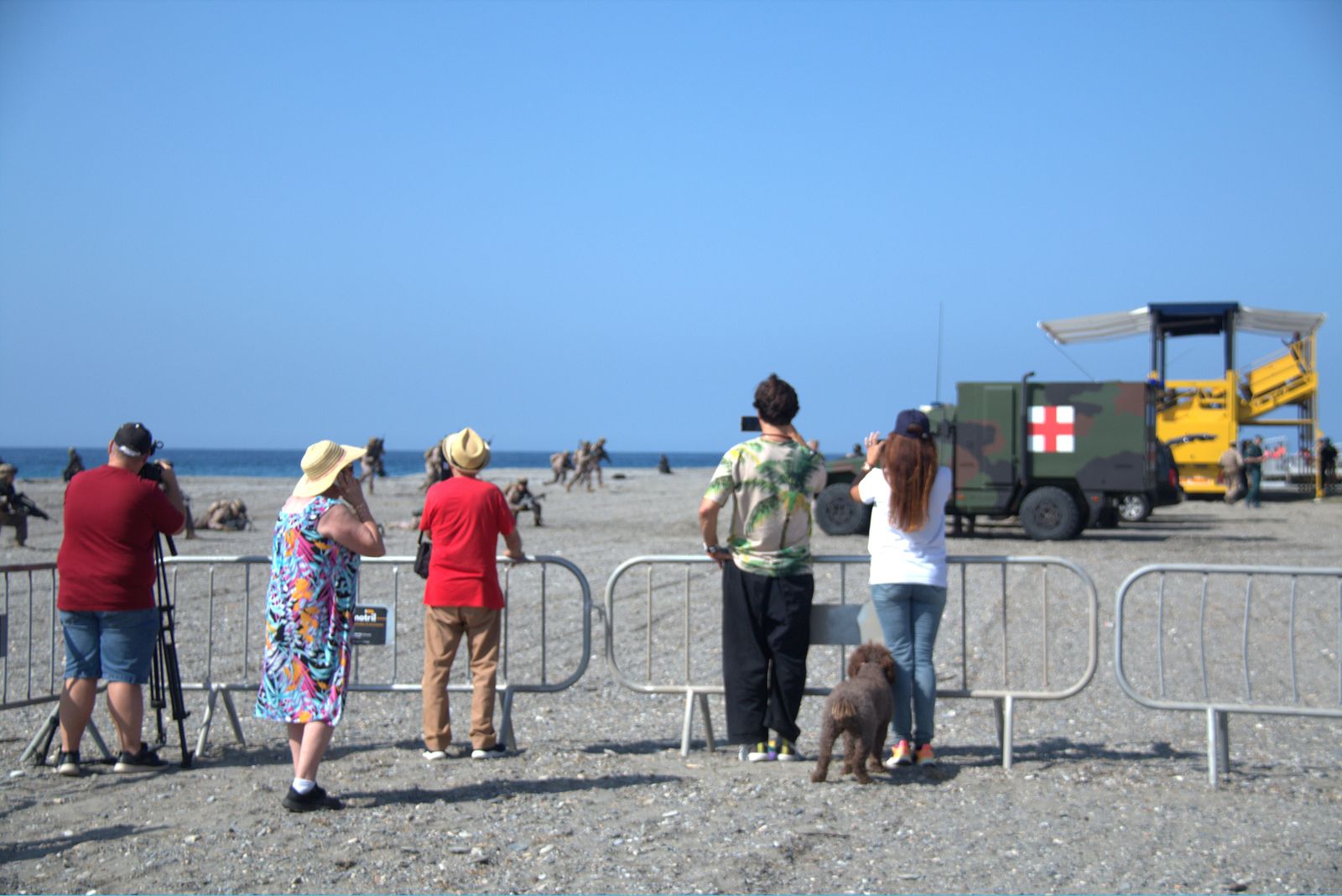 Paracaidistas, aviones y persecuciones marítimo-terrestres, los ensayos de las Fuerzas Armadas en Motril, en imágenes