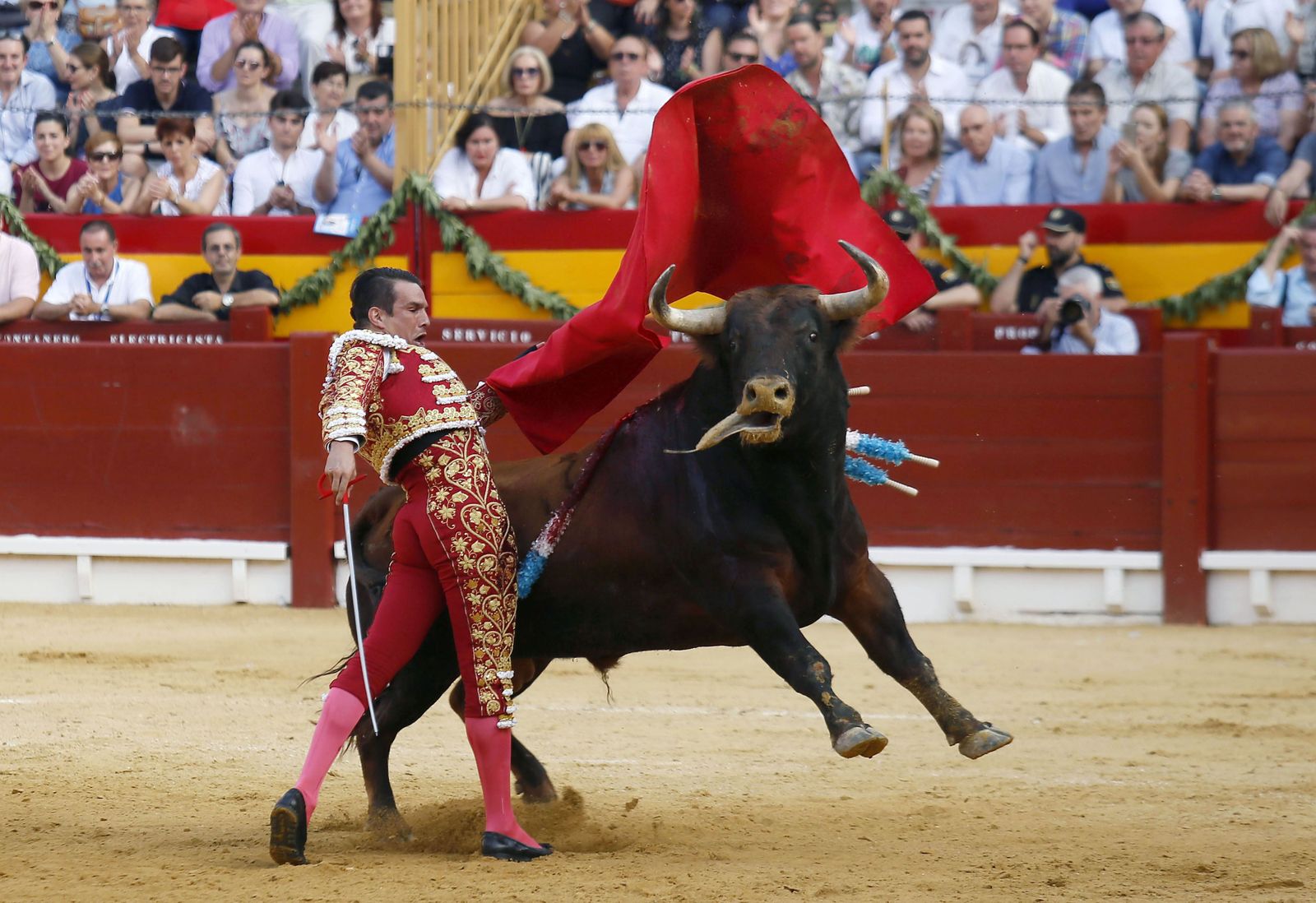 José María Manzanares, en un pase de pecho a su primer toro.